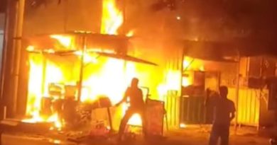 Dua Kios di Pujasera Rasa Sayang Ludes Terbakar, Korsleting Kabel Cas Picu Ledakan Api
