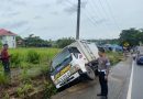 Akibat Hujan Deras, Mobil Boks Terperosok ke Parit di KM 8 Tanjungpinang
