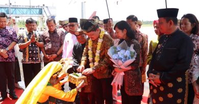 Jehezkiel Devy Sudarso Resmi Jabat Kajati Kepri, Disambut Tepuk Tepung Tawar dan Silat Melayu
