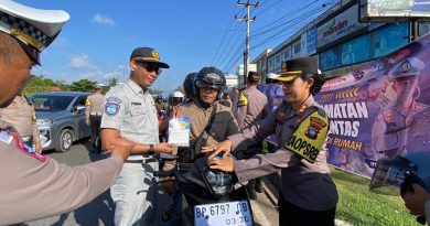 Polres Bintan Gelar Jumat Berkah: Bagi Makanan, Helm SNI, dan Edukasi Keselamatan Lalu Lintas