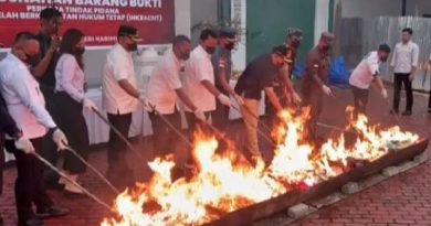 Kejari Karimun Musnahkan Barang Bukti Narkoba & Rokok Ilegal Senilai Miliaran Rupiah
