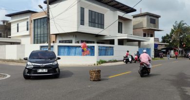 Kabel Listrik Menjuntai di Simpang Teluk Kriting, Warga Pasang Karung Demi Keselamatan Pengendara