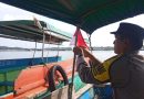 Jelang HUT ke-80 RI, Polsek Tanjungpinang Kota Bagikan Bendera Merah Putih ke Warga