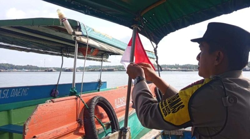 Jelang HUT ke-80 RI, Polsek Tanjungpinang Kota Bagikan Bendera Merah Putih ke Warga