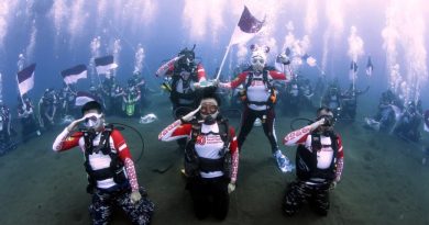 Meriah! Upacara Bendera di Bawah Laut Warnai HUT ke-80 RI di Laut Sulamadaha