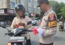Sambut HUT RI ke-80, Polsek Tanjungpinang Timur Bagikan Bendera Merah Putih kepada Pengendara