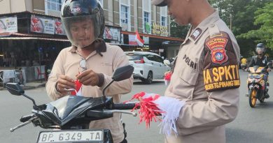 Sambut HUT RI ke-80, Polsek Tanjungpinang Timur Bagikan Bendera Merah Putih kepada Pengendara