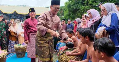 Pulau Penyengat Semarakkan Tradisi Mandi Safar, Wawako Ikut Basuh Anak-Anak untuk Tolak Balak