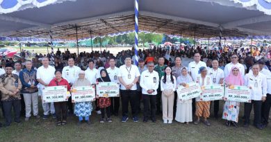 Peduli Lansia, Wakil Walikota Batam Serahkan Bantuan Sosial ke 591 Keluarga