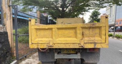 Truk Bermuatan Pasir Hantam Dua Motor di Simpang Kota Piring, Empat Orang Terluka Satu Luka Berat