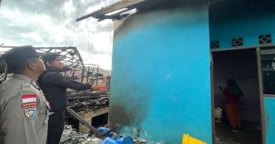 Kebakaran Hebat di Desa Kelong, Dua Rumah Ludes dan Lima Rusak: Warga Berjuang Padamkan Api dengan Air Laut