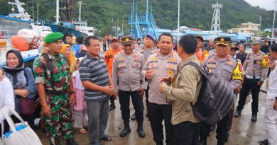 Kapolres Kepulauan Anambas Tinjau Pos Pengamanan dan Arus Mudik Nataru di Pelabuhan Tarempa